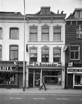72758 Gezicht op de voorgevel van het pand Voorstraat 60 (schoenmakerij De Brabander ) te Utrecht.